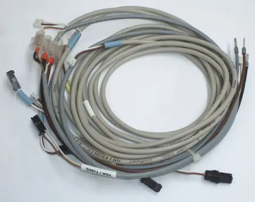 Daikin Sensorkabel mit mehreren Drähten und Steckverbindungen, geeignet für den Anschluss von Wärmetauschern in Heizsystemen.